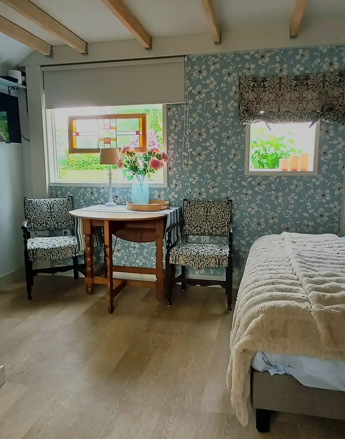 Sfeervolle slaapkamer met comfortabel tweepersoonsbed